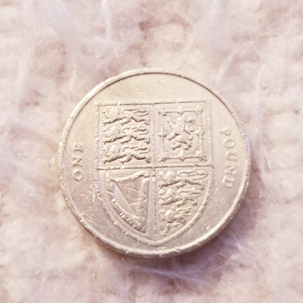 2010 British One Pound Coin Queen Elizabeth II London Coat of Arms
